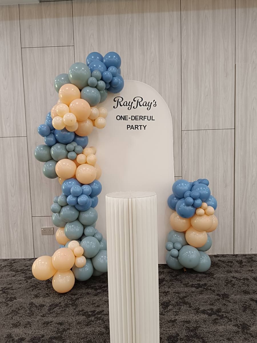 Balloon garland backdrop thumbnail 3